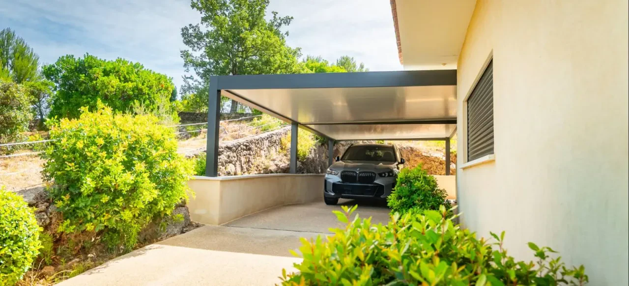 Carport prolongeant la façade d’une maison