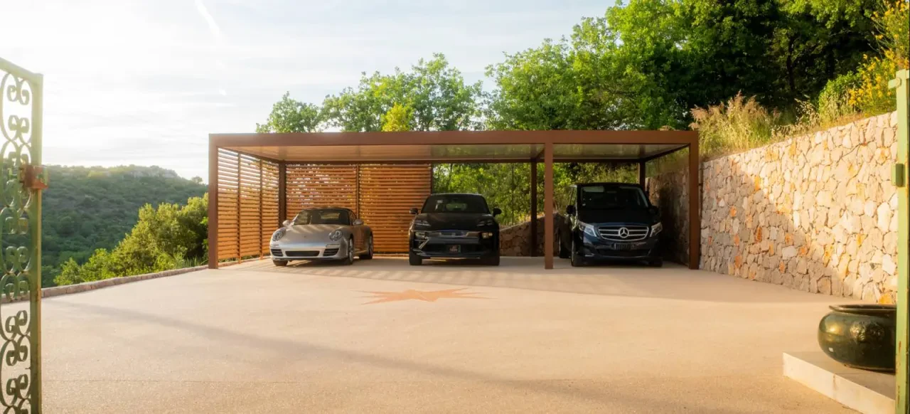 Carport pour trois véhicules, avec un habillage à lames