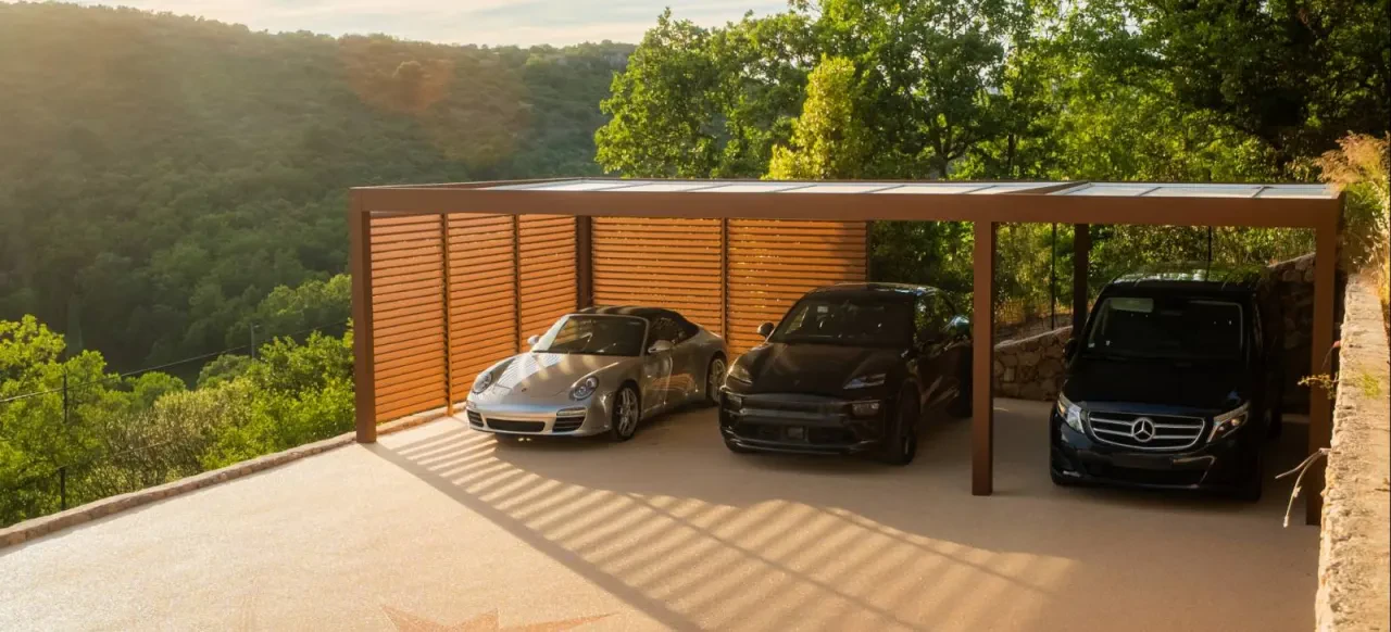 Carport pour trois véhicules au soleil couchant