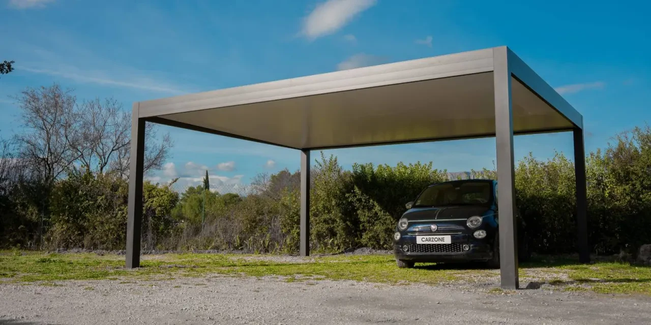 Carport autoportant à toit plat dans un jardin