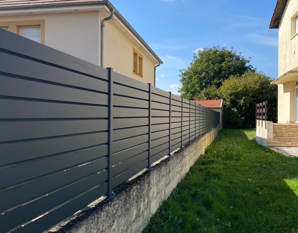 Clôture en aluminium laqué gris anthracite avec lames ajourées et pleines