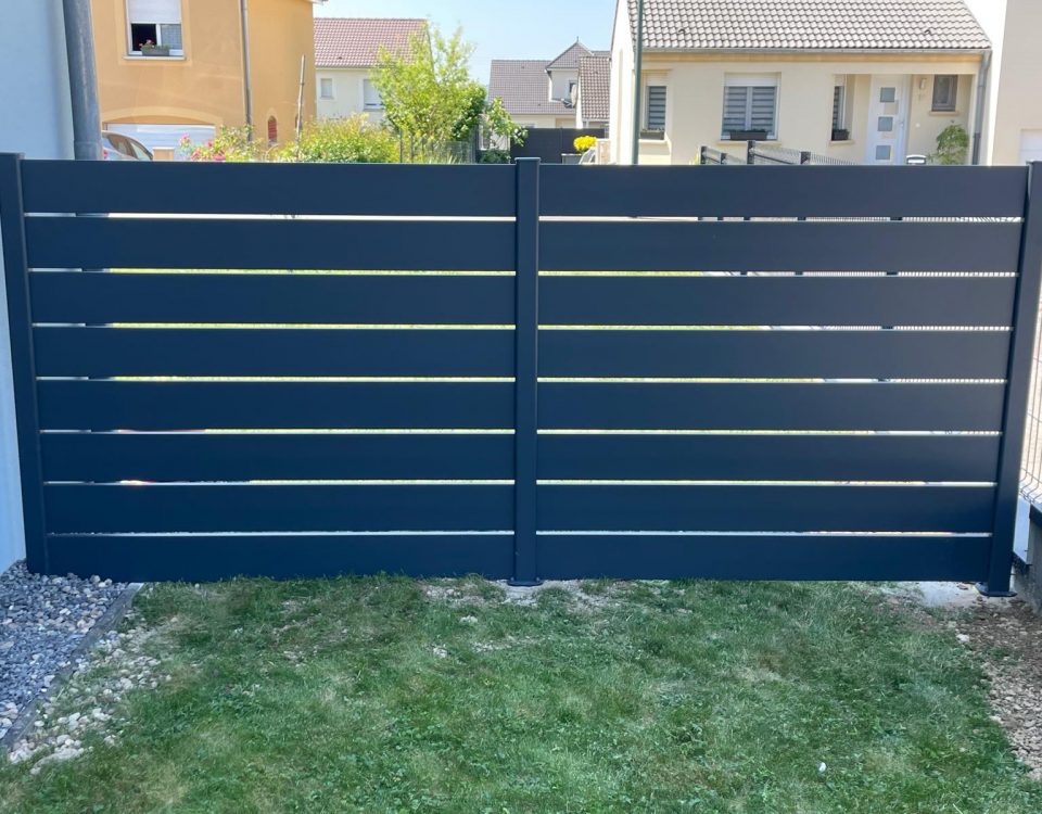 Cloture en aluminium laqué gris anthracite avec lames ajourées et pleines