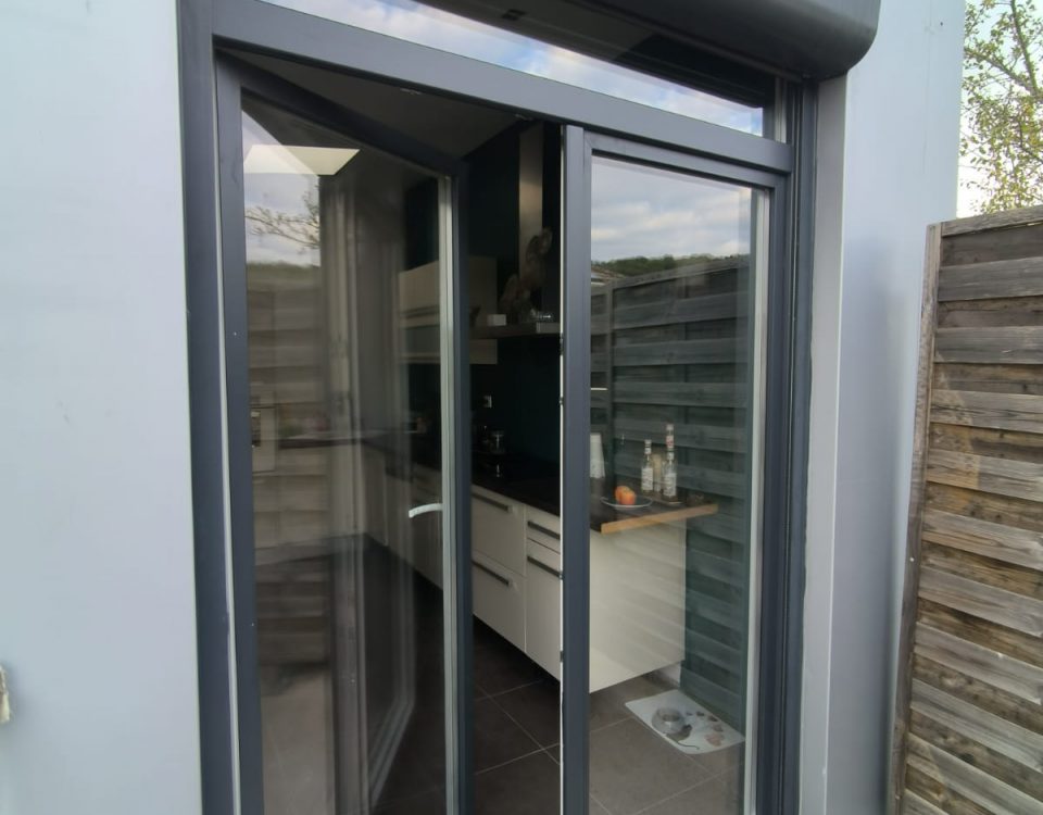 Fenêtres en aluminium ouvrant et dormant renforcés avec 2 vantaux et blanc intérieur/ gris anthracite extérieur