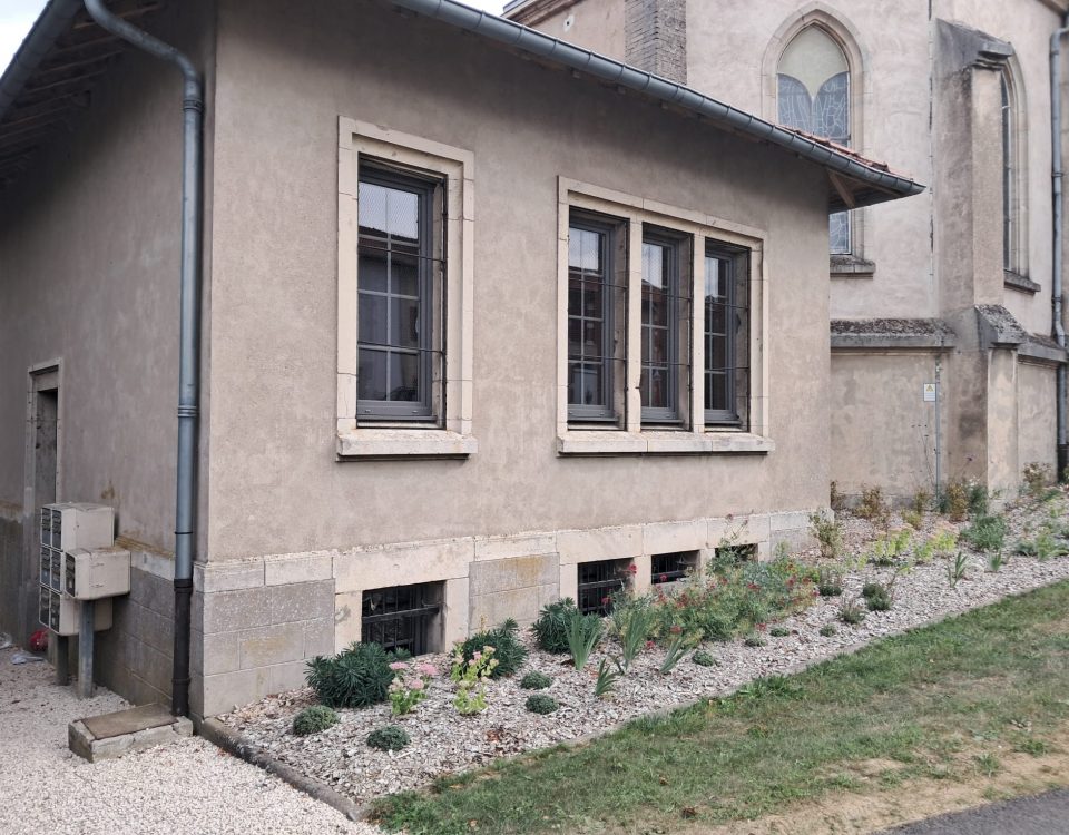 Fenêtres en aluminium laquée blanc intérieur et gris bleu ouvrant et dormant renforcé croisillons