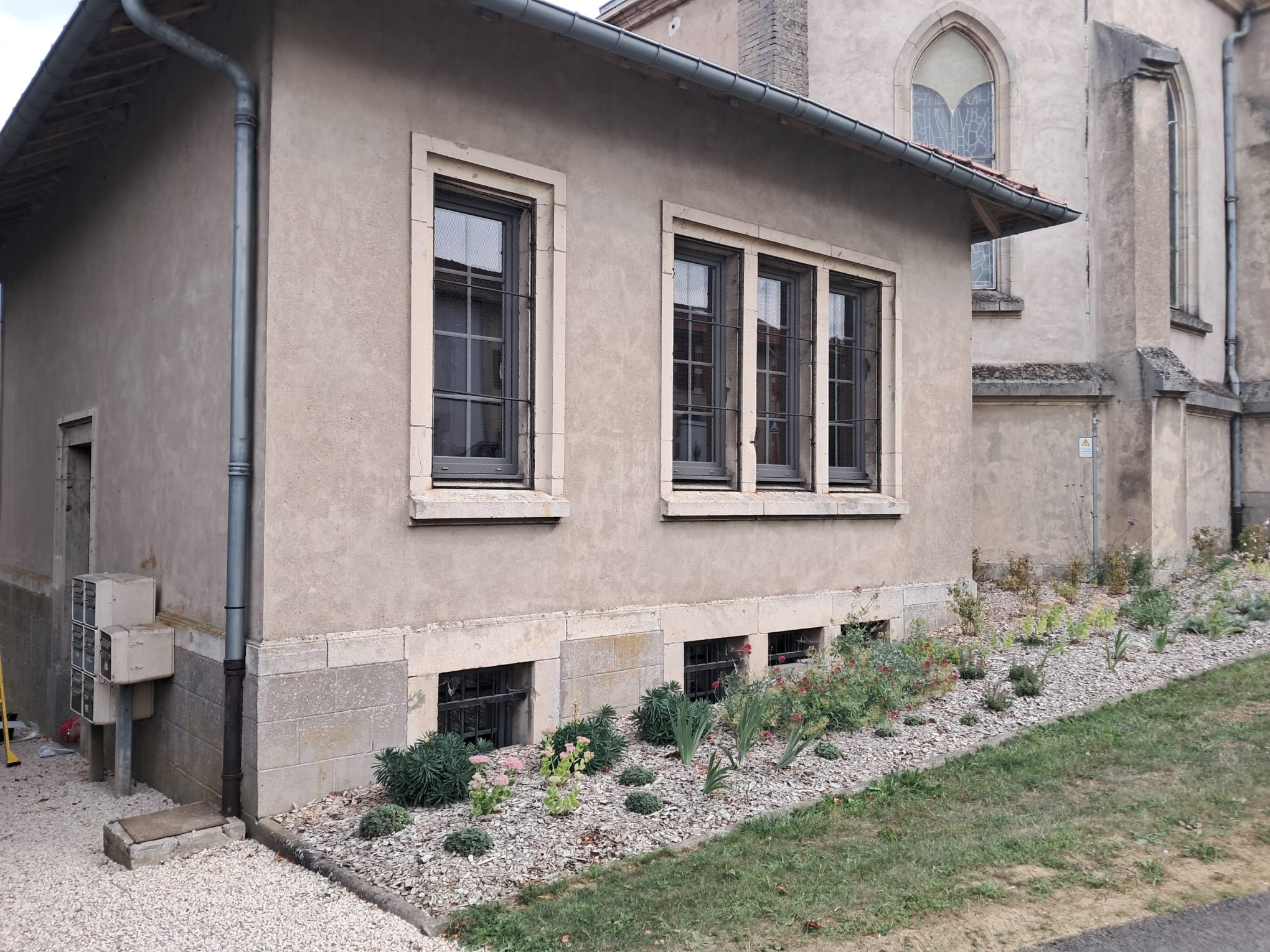 Fenêtres en aluminium laquée blanc intérieur et gris bleu ouvrant et dormant renforcé croisillons