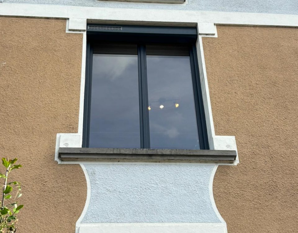 Fenêtres en aluminium avec 2 vantaux blanc intérieur et gris anthracite extérieur ouvrant et dormant renforcé volets roulants solaire