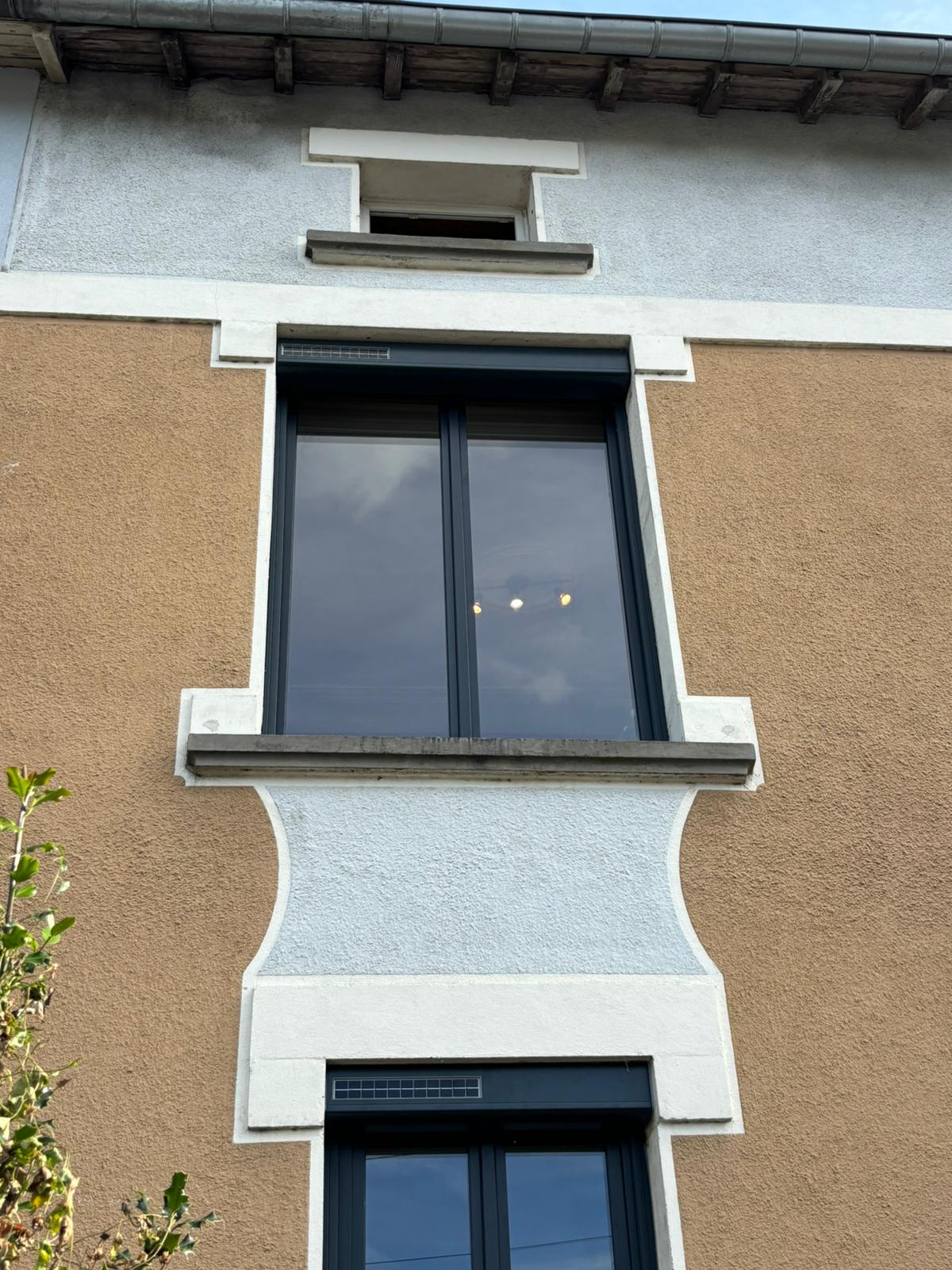 Fenêtres en aluminium avec 2 vantaux blanc intérieur et gris anthracite extérieur ouvrant et dormant renforcé volets roulants solaire