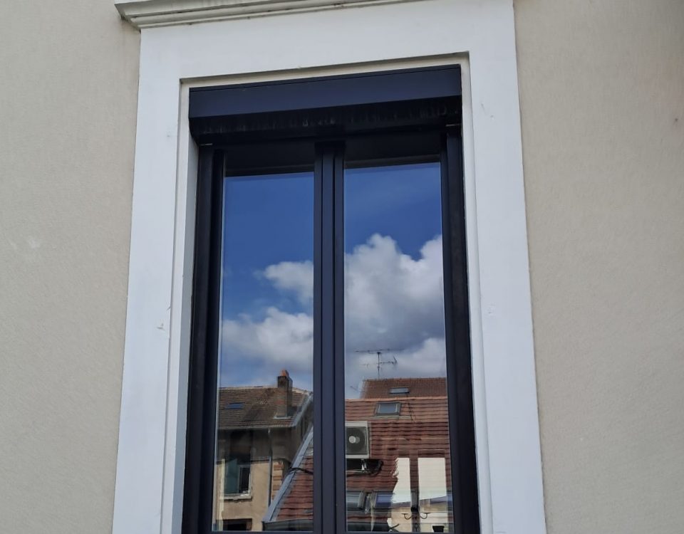 Fenêtre en aluminium laquée blanc intérieur et gris anthracite extérieur avec 2 vantaux et ouvrant et dormant renforcés