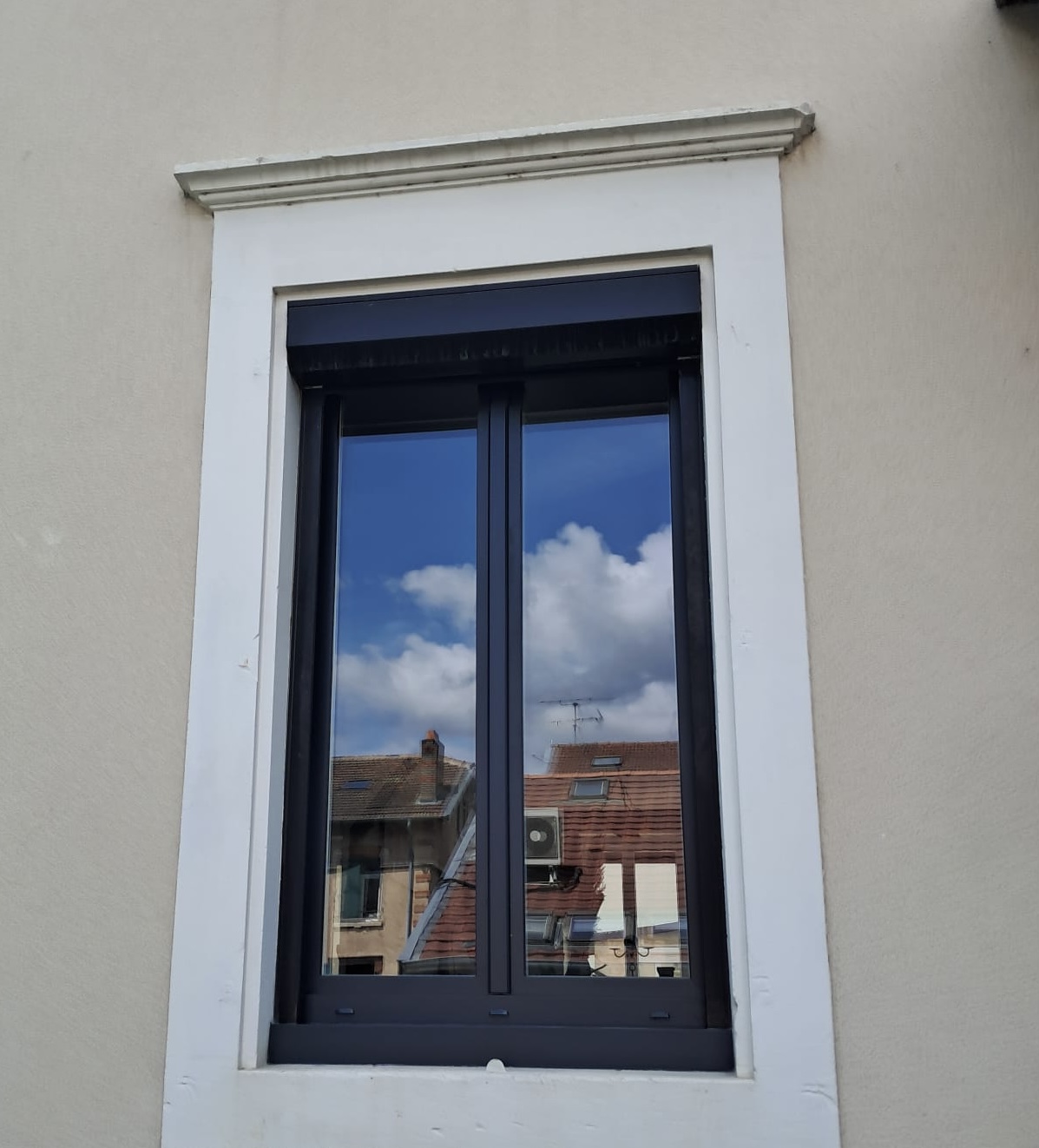 Fenêtre en aluminium laquée blanc intérieur et gris anthracite extérieur avec 2 vantaux et ouvrant et dormant renforcés