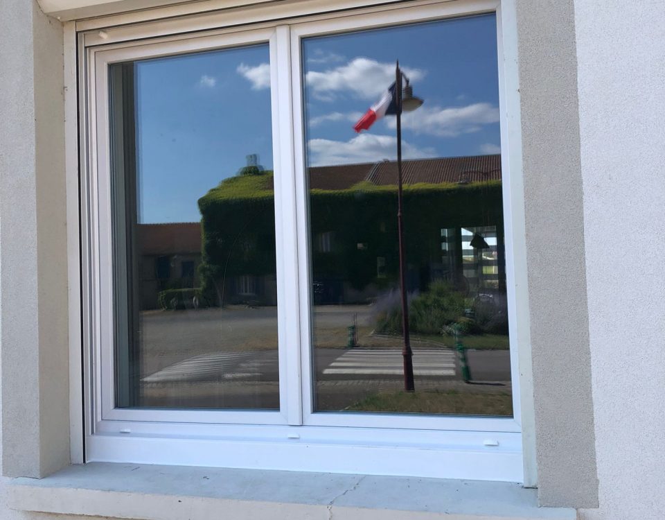 Fenêtres deux vantaux en PVC blanc avec dormant et ouvrant renforcés