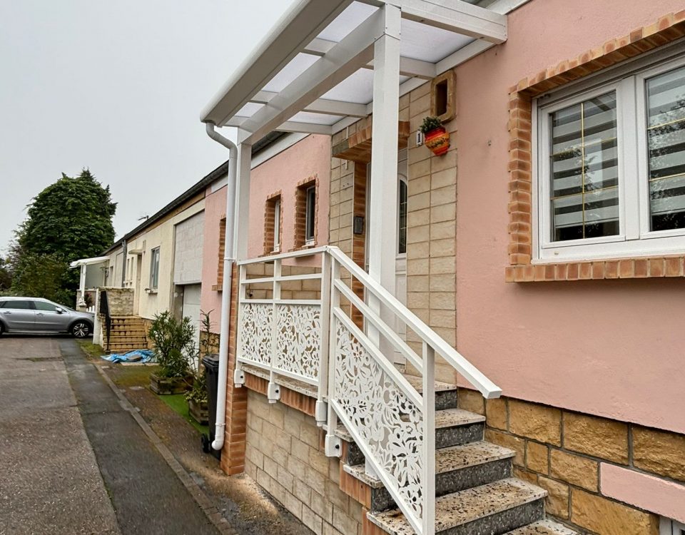 Garde corps en aluminium laqué blanc avec double main courante arrondi et barreaudage verticale et panneau avec motifs