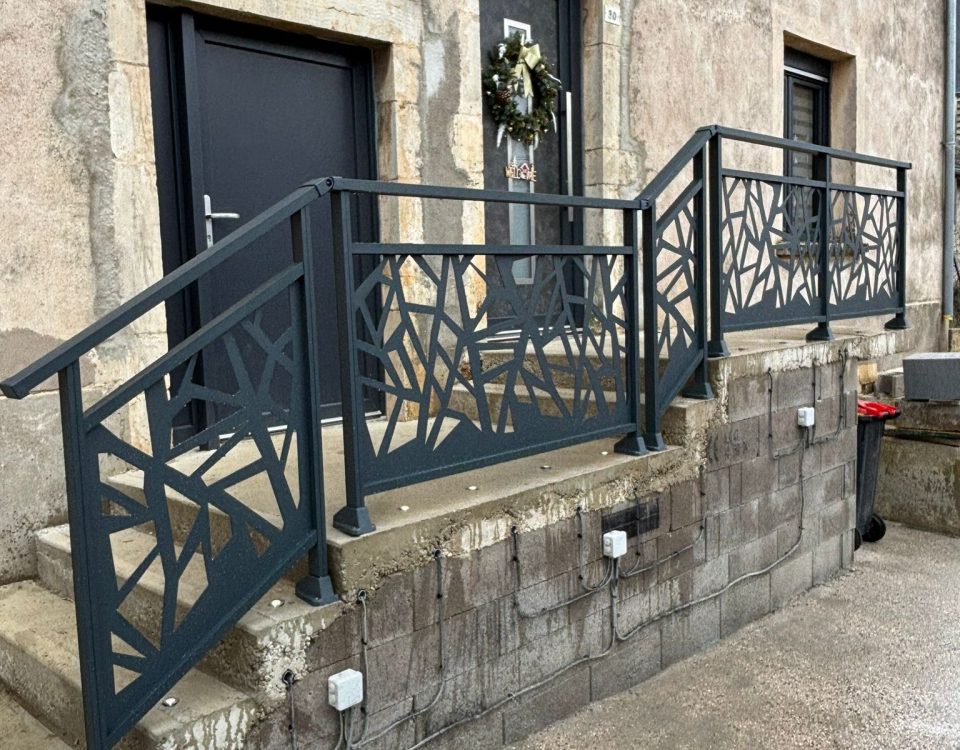 Garde corps en aluminium laqué gris anthracite et panneau avec motifs