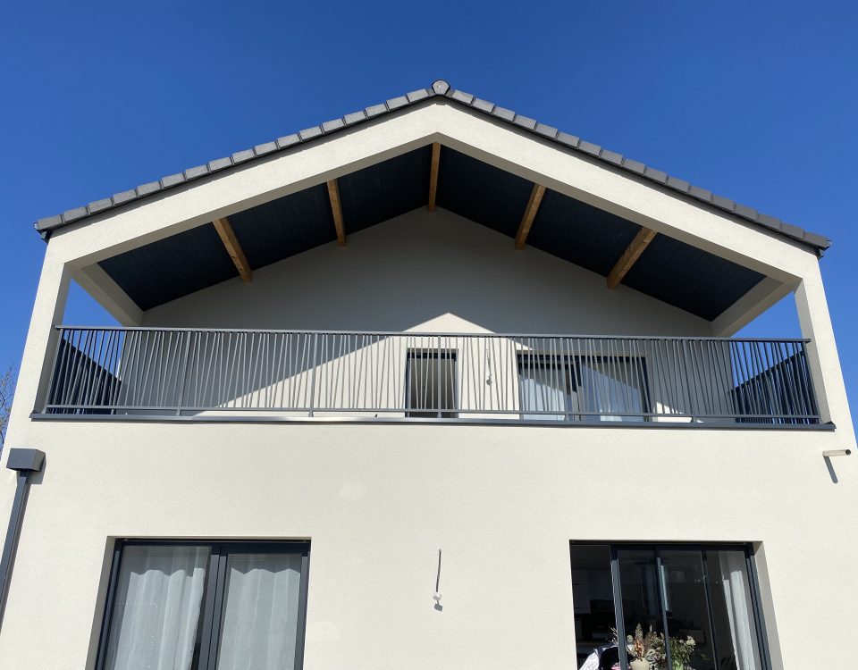 Garde corps en aluminium laqué gris anthracite avec barreaudage verticale