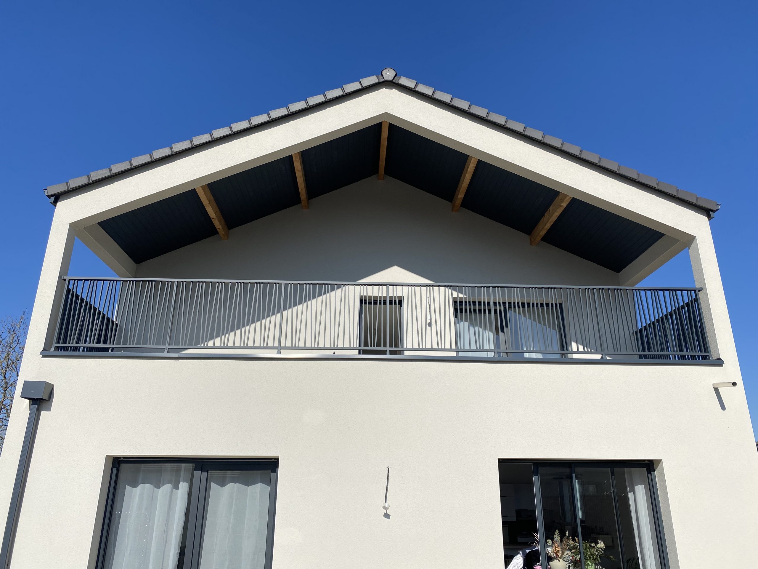 Garde corps en aluminium laqué gris anthracite avec barreaudage verticale