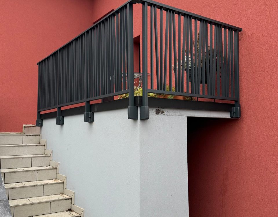 Garde corps en aluminium laqué gris anthracite avec barreaudage verticale