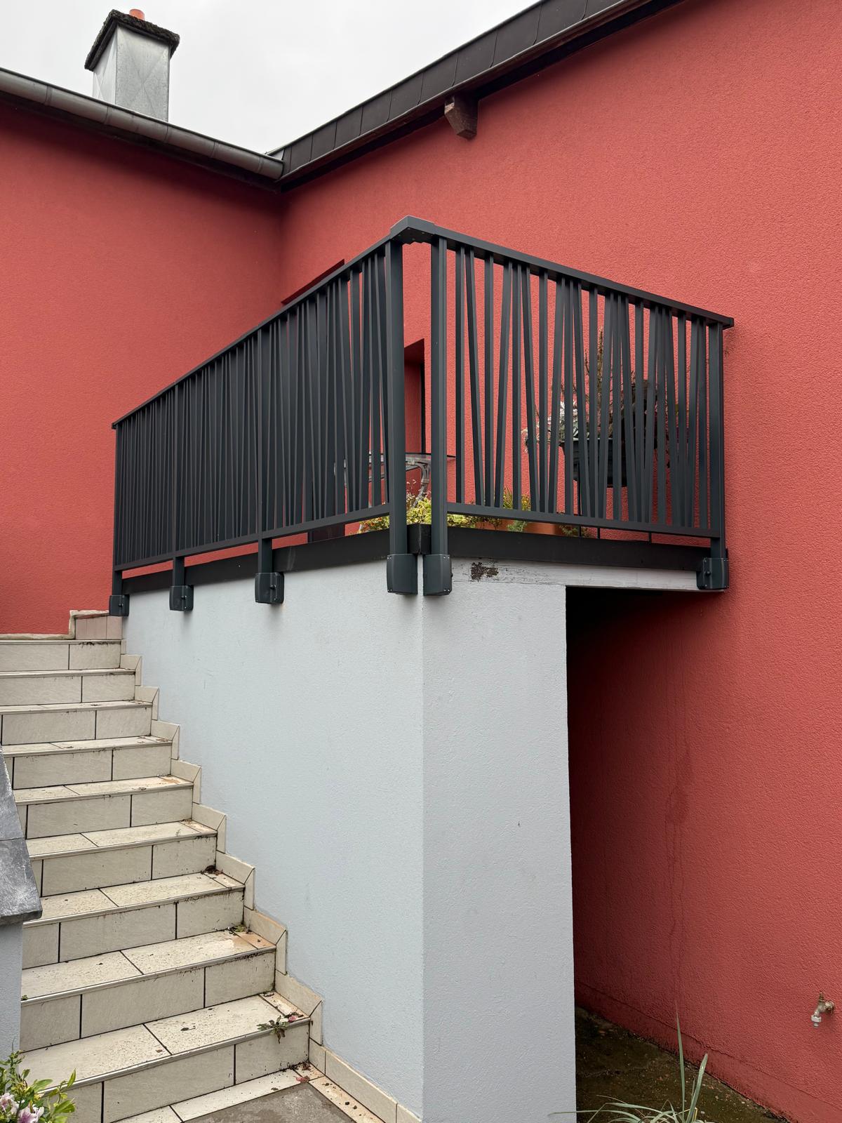 Garde corps en aluminium laqué gris anthracite avec barreaudage verticale