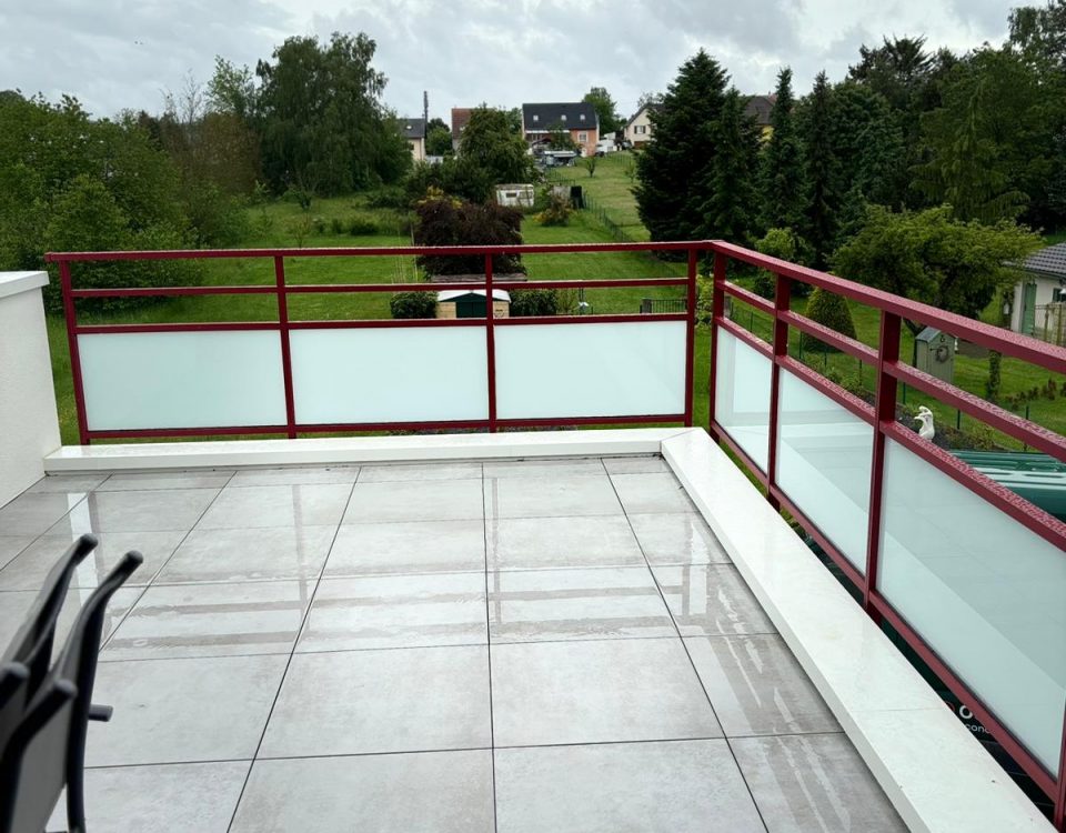 Garde corps en aluminium laqué rouge pourpre avec barreaudage verticale et horizontal avec vitrage dépoli en sous bassement et une pose sur dalle