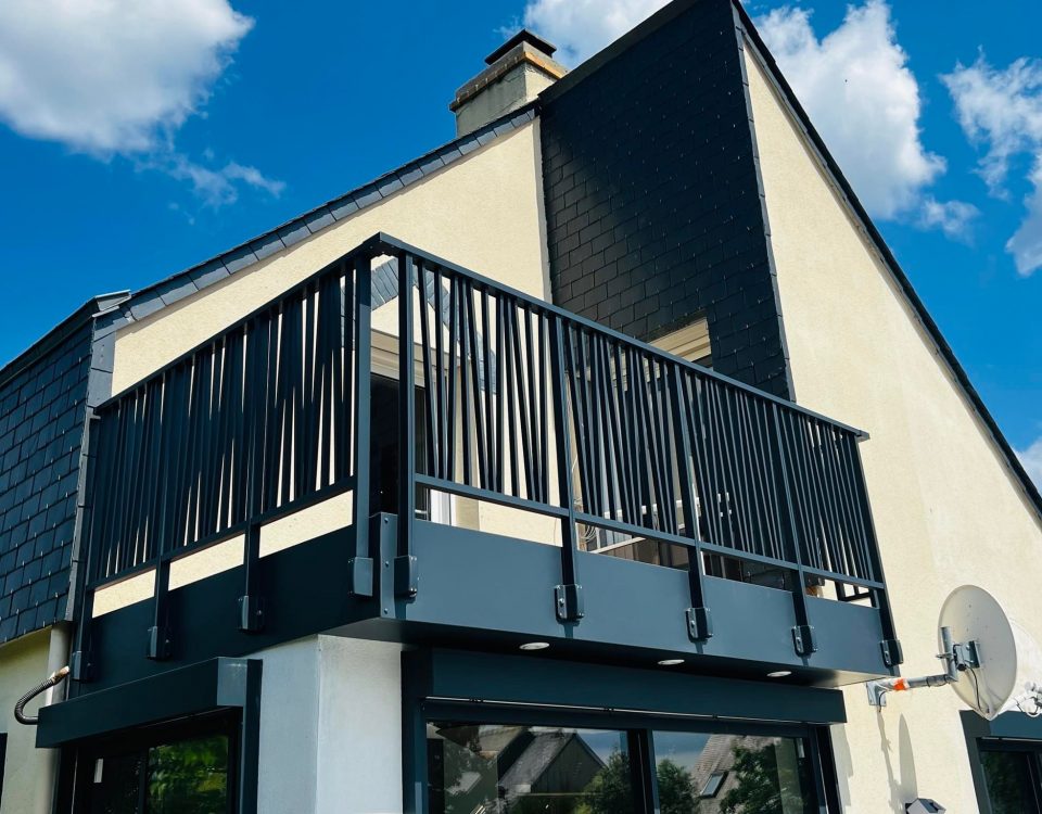 Garde corps en aluminium laqué gris anthracite avec barreaudage vertical