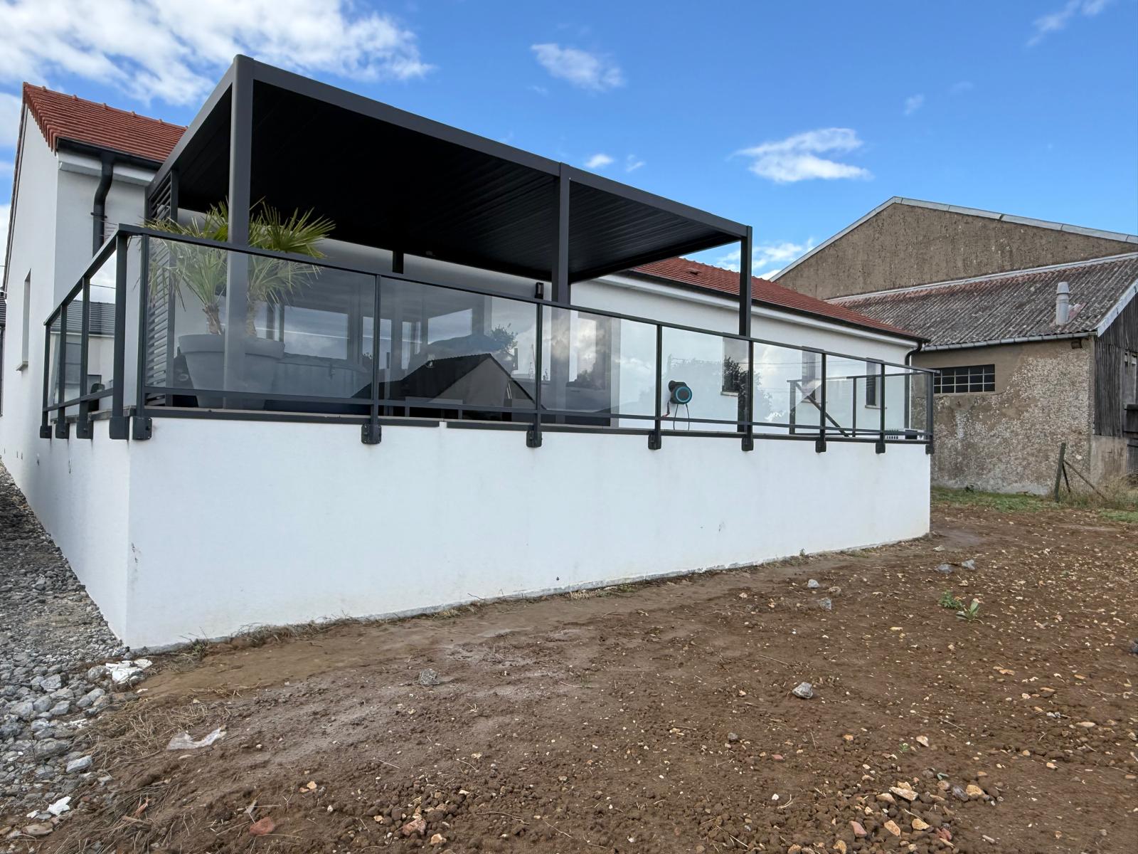 Garde corps en aluminium laqué gris anthracite avec main courante rectangulaire et vitrage sécurit