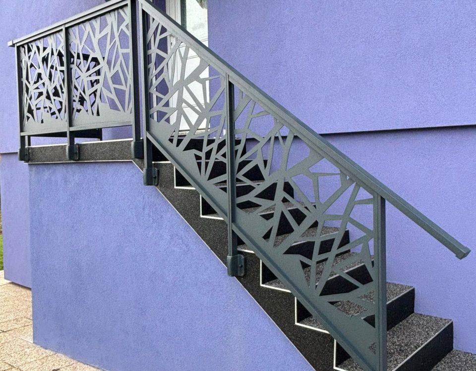 Garde corps en aluminium laqué gris anthracite avec double main courante avec décors et panneaux avec motifs