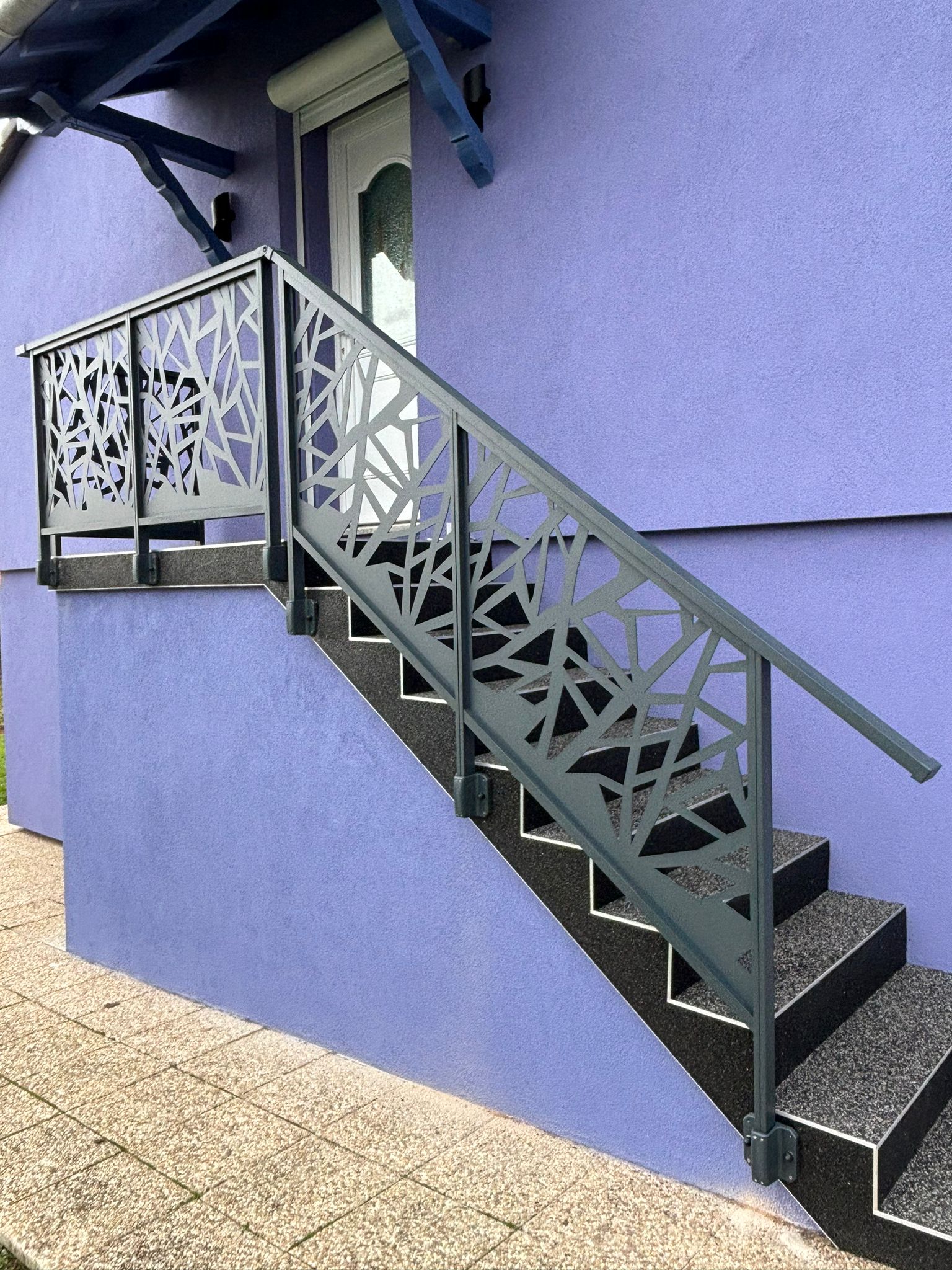 Garde corps en aluminium laqué gris anthracite avec double main courante avec décors et panneaux avec motifs