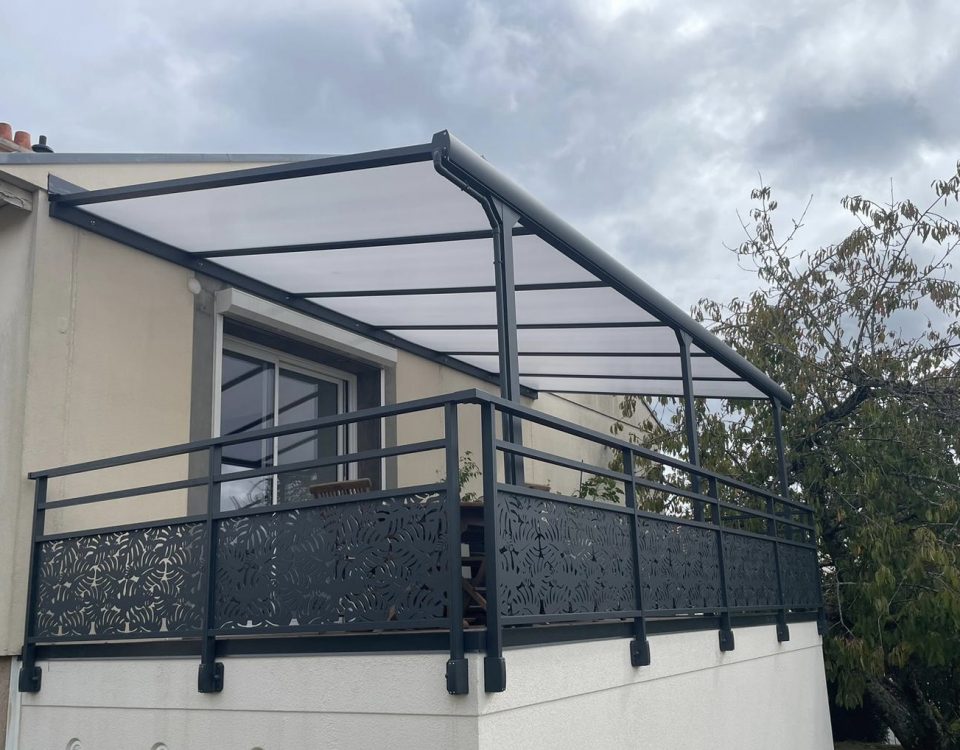 Garde corps en aluminium laqué gris anthracite avec double main courante rectangulaire et panneaux avec motifs