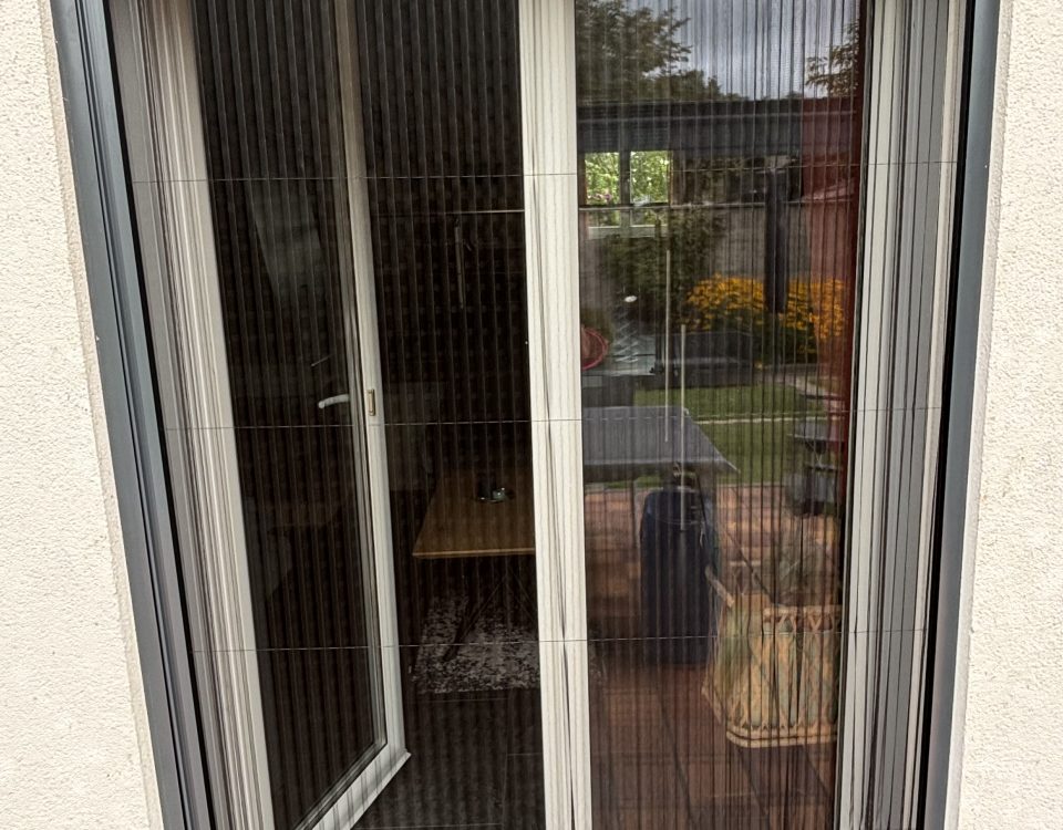 Moustiquaire plissée avec ossature en aluminium laquée gris anthracite avec toile fibre de verre grise