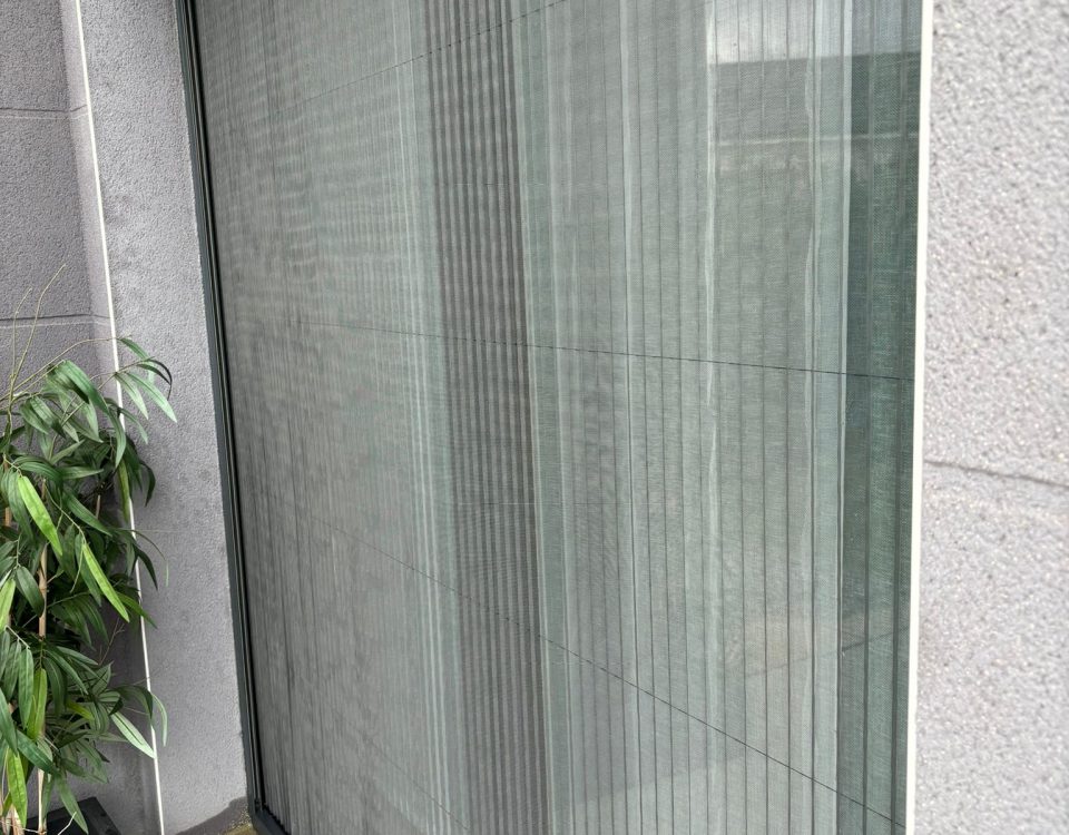 Moustiquaire plissée avec ossature en aluminium laquée gris anthracite avec toile fibre de verre grise