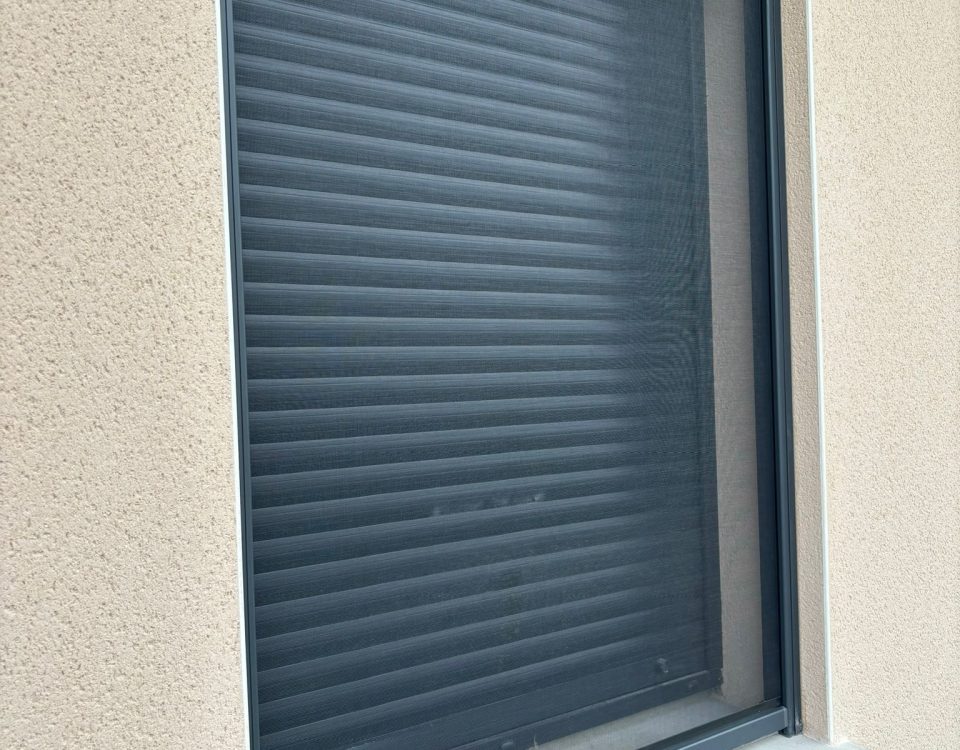 Moustiquaire enroulable en aluminium laquée gris anthracite avec toile fibre de verre grise