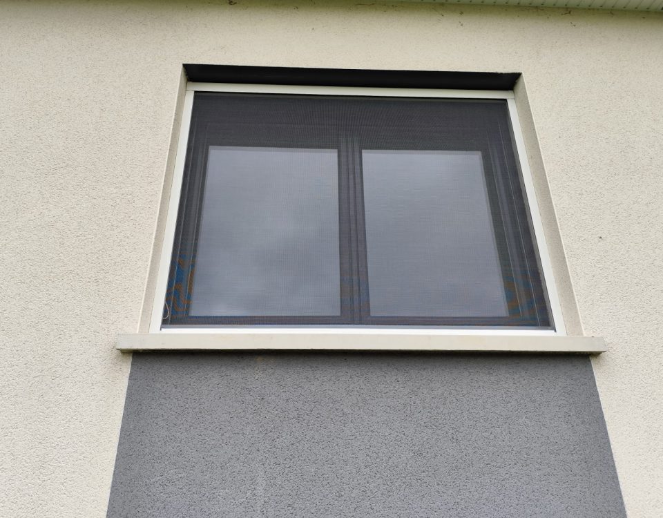 Moustiquaire enroulable avec ossature en aluminium laquée gris anthracite avec toile fibre de verre grise