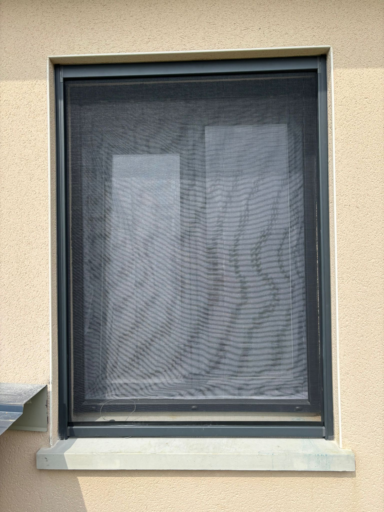 Moustiquaire enroulable avec ossature en aluminium laquée gris anthracite avec toile fibre de verre grise