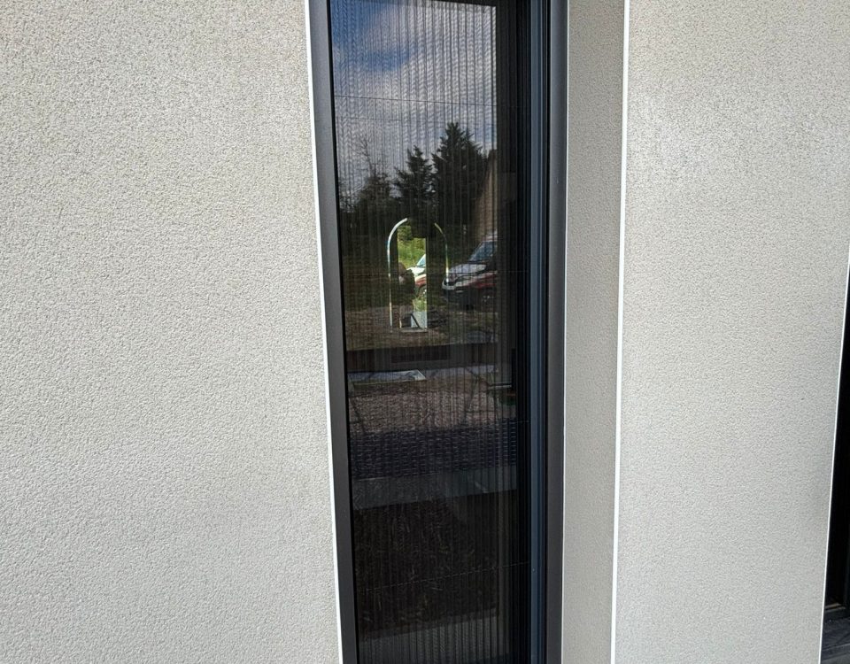 Moustiquaire enroulable avec ossature en aluminium laquée gris anthracite Toile fibre de verre grise