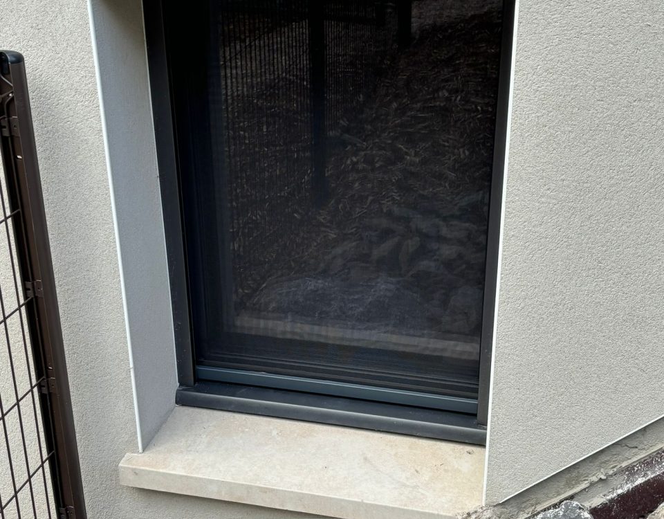 Moustiquaire enroulable avec ossature en aluminium laquée gris anthracite toile fibre de verre grise