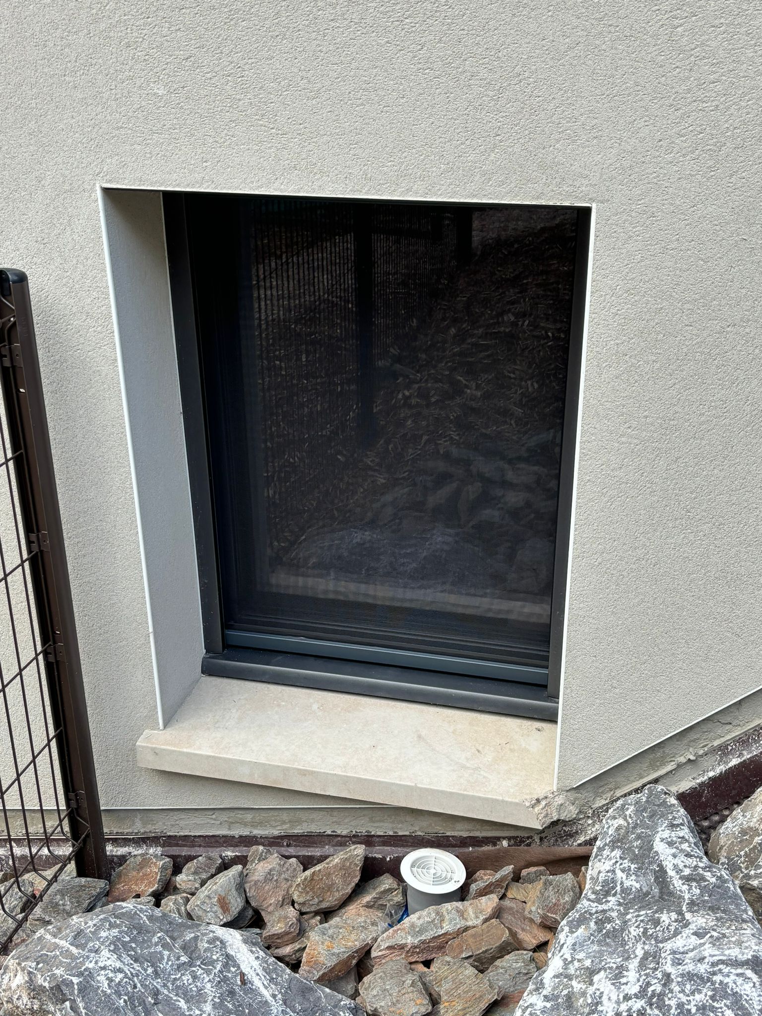 Moustiquaire enroulable avec ossature en aluminium laquée gris anthracite toile fibre de verre grise