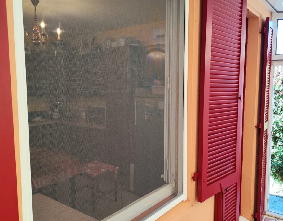 Moustiquaire avec ossature en aluminium blanc toile en fibre de verre grise