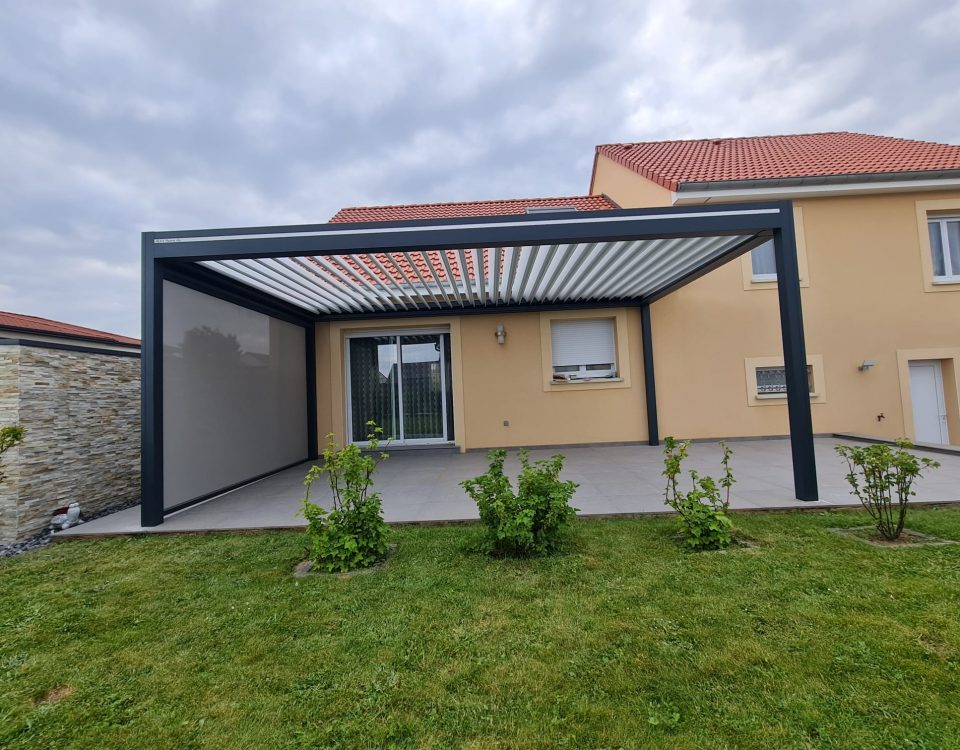 Pergola bioclimatique avec ossature en aluminium gris anthracite et lames orientables blanches en aluminium avec store ZIP latéral gris anthracite intégré