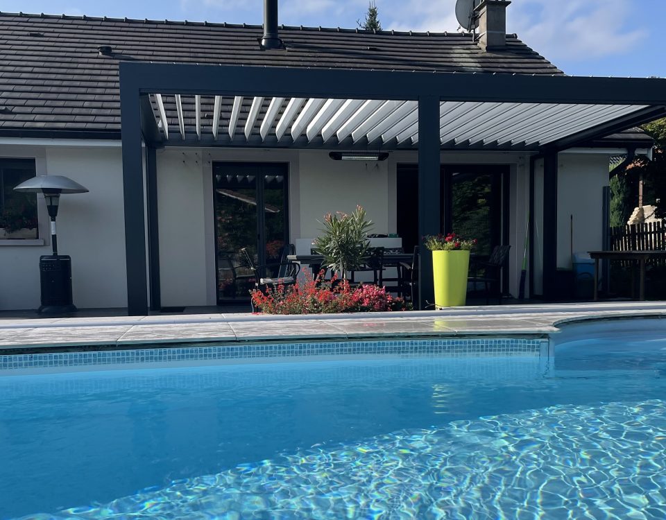 Pergola bioclimatique avec ossature en aluminium laquée gris anthracite avec lames orientables en aluminium laquées blanc