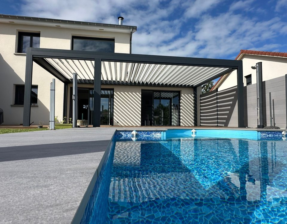 Pergola bioclimatique avec ossature en aluminium laqué gris anthracite avec Lames orientables en aluminium laquées blanc