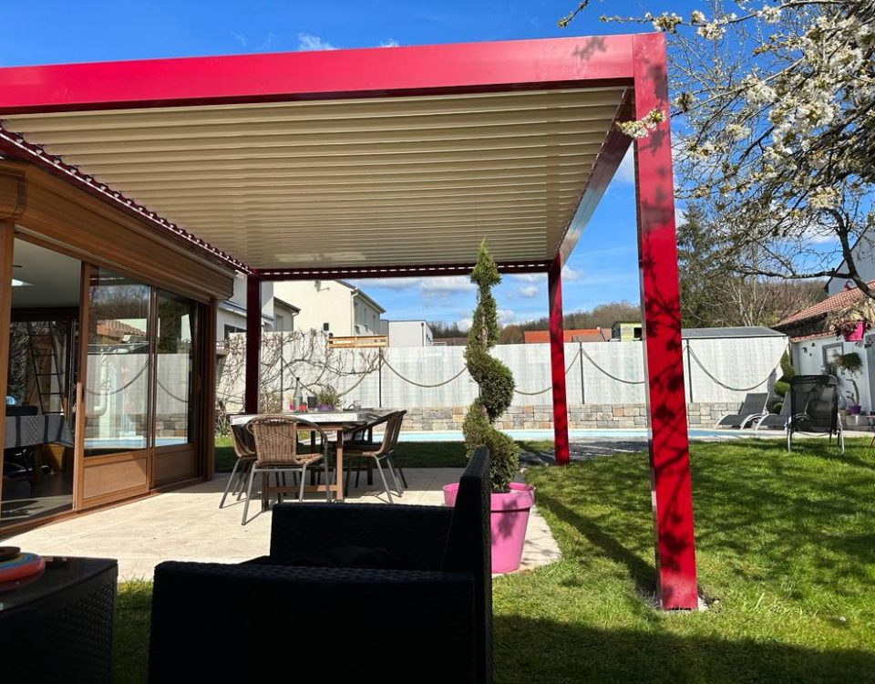Pergola bioclimatique avec ossature en aluminium rouge avec lames orientables blanches en aluminium