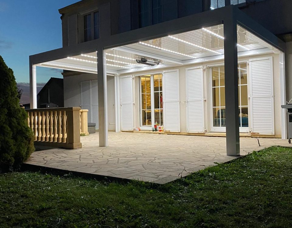 Pergola bioclimatique avec ossature en aluminium laquée blanc avec lames orientables laquées blanc et éclairage leds blanc intégré dans les lames
