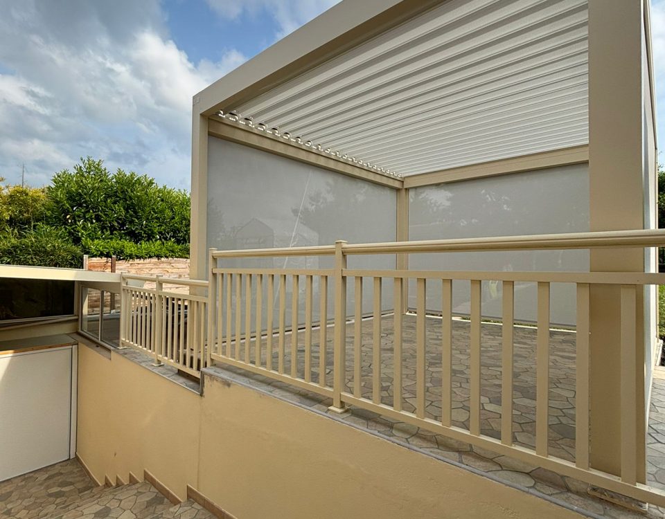 Pergola bioclimatique avec ossature en aluminium laquée beige sable avec lames orientables en aluminium laquées blanc avec stores ZIP intégrés sur les côtés