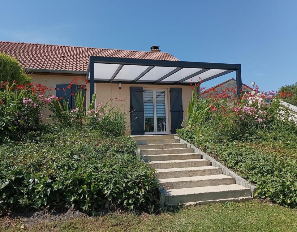 Pergola fixe avec ossature en aluminium laquée gris anthracite avec toiture panneaux polycarbonates 32mm