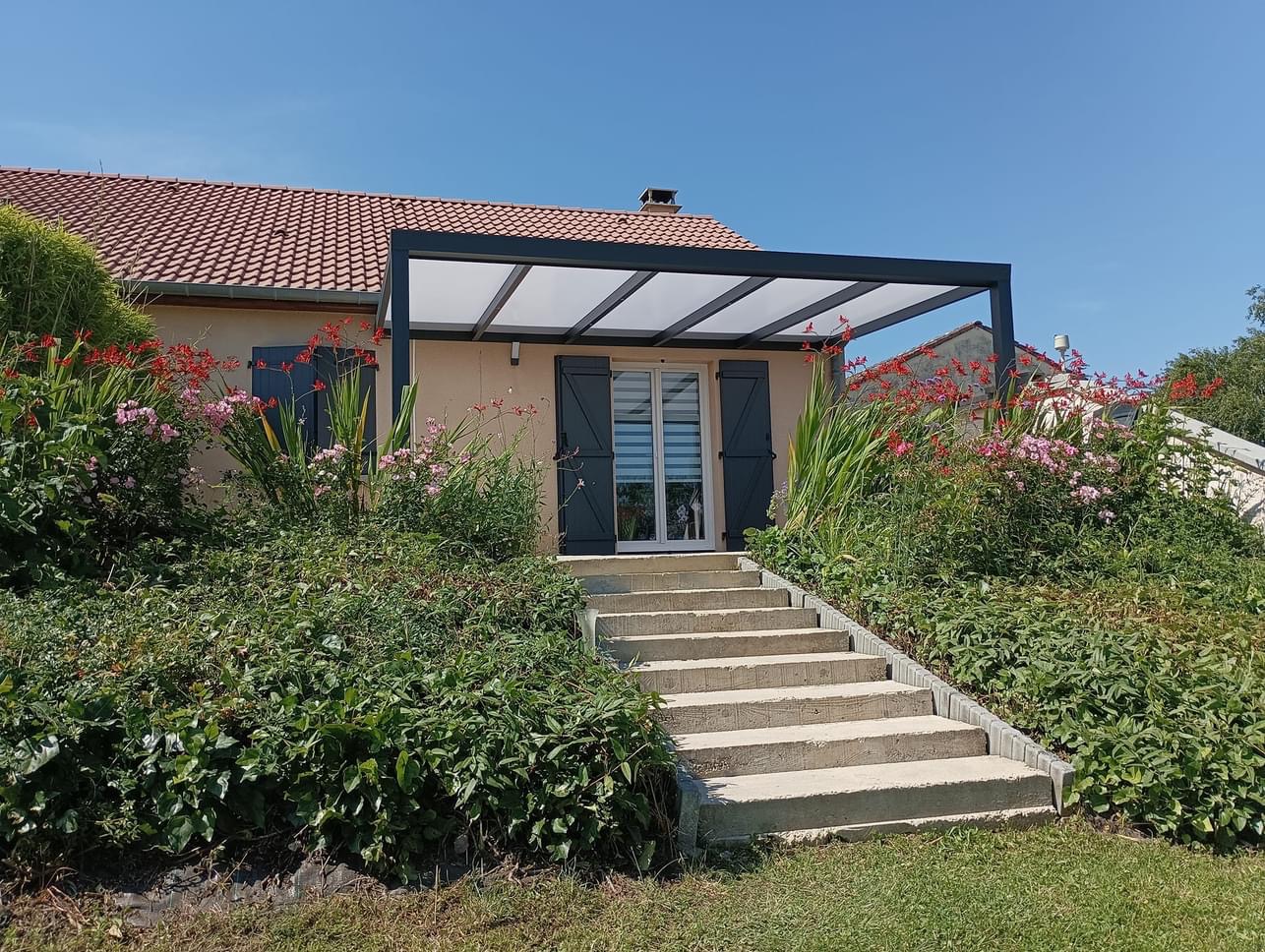 Pergola fixe avec ossature en aluminium laquée gris anthracite avec toiture panneaux polycarbonates 32mm