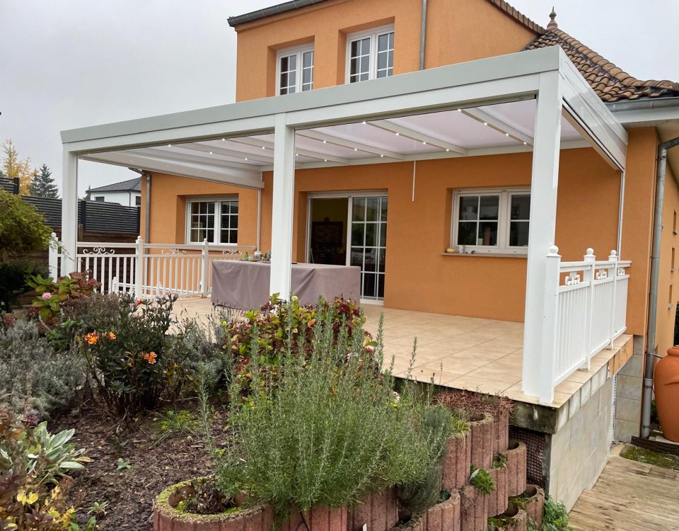 Pergola fixe avec ossature en aluminium laquée blanc avec toiture panneaux polycarbonates 32mm