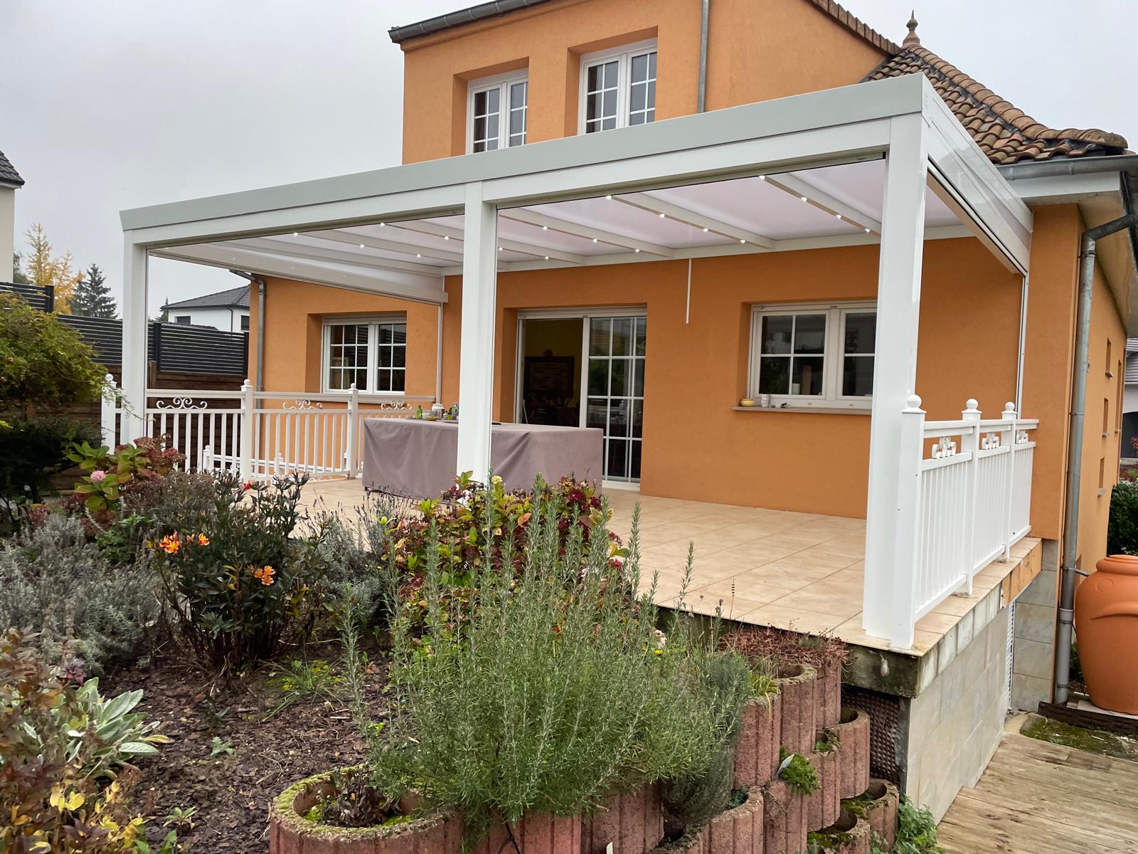 Pergola fixe avec ossature en aluminium laquée blanc avec toiture panneaux polycarbonates 32mm