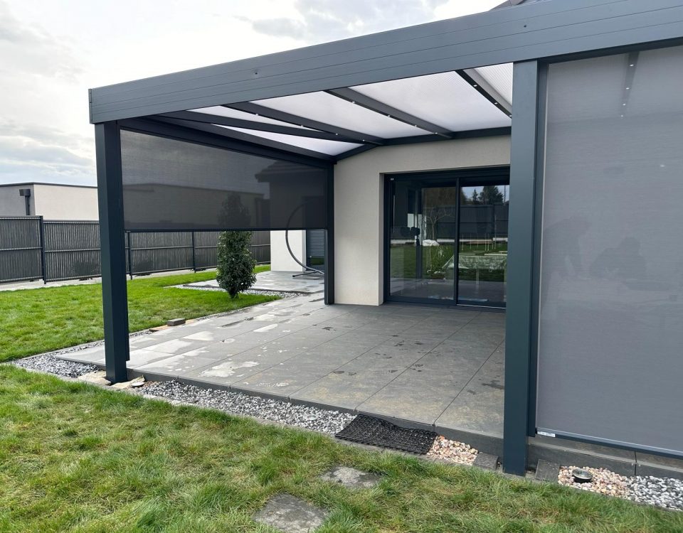 Pergola fixe avec ossature en aluminium laquée gris anthracite chevrons aluminium avec spots LEDS intégrés avec toiture panneaux polycarbonate 32mm