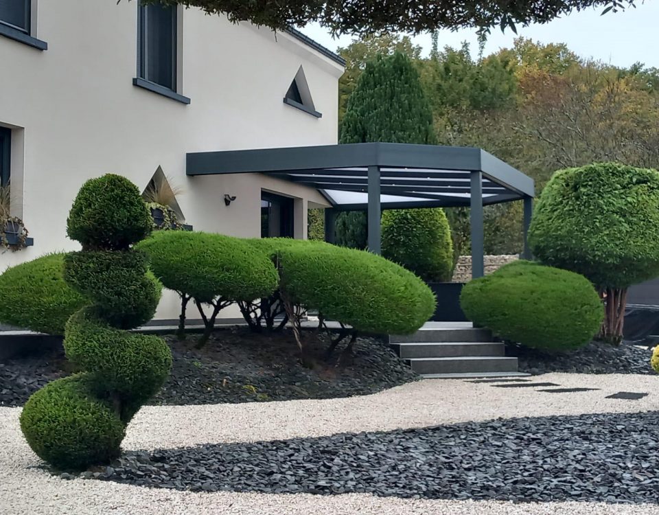 Pergola fixe avec ossature en aluminium laquée gris anthracite avec toiture panneaux polycarbonates 32mm avec éclairage spots leds intégrés dans les chevrons et pergola avec angles qui suivent la forme de la terrasse