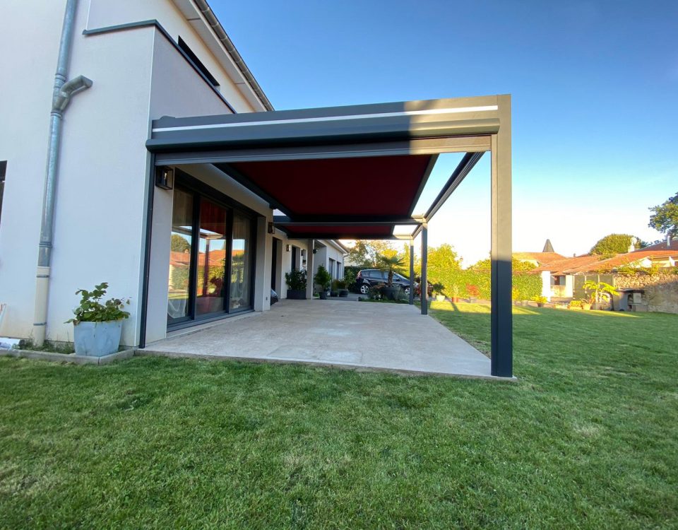 Pergola store avec ossature en aluminium laquée gris anthracite avec toile rouge pourpre