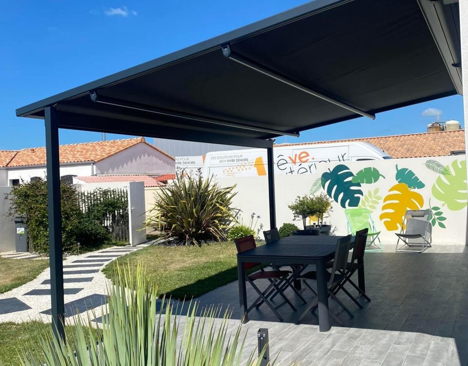 Pergola store avec ossature en aluminium laquée gris anthracite avec toile gris anthracite et bandeau led intégré