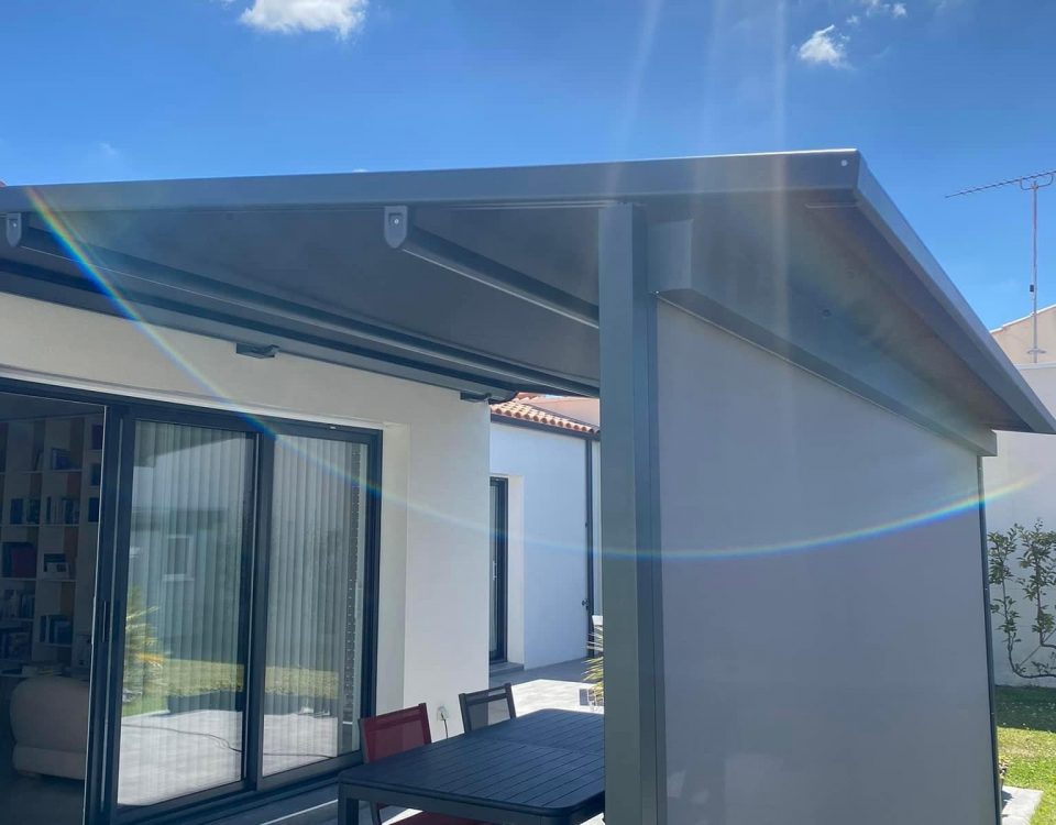 Pergola store avec ossature en aluminium laqué gris anthracite avec toile grise anthracite avec bandeau Led et store gris anthracite de façade